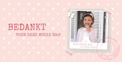 Roze fotokaart met polaroid en hartjes achtergrond 157265 Voorkant